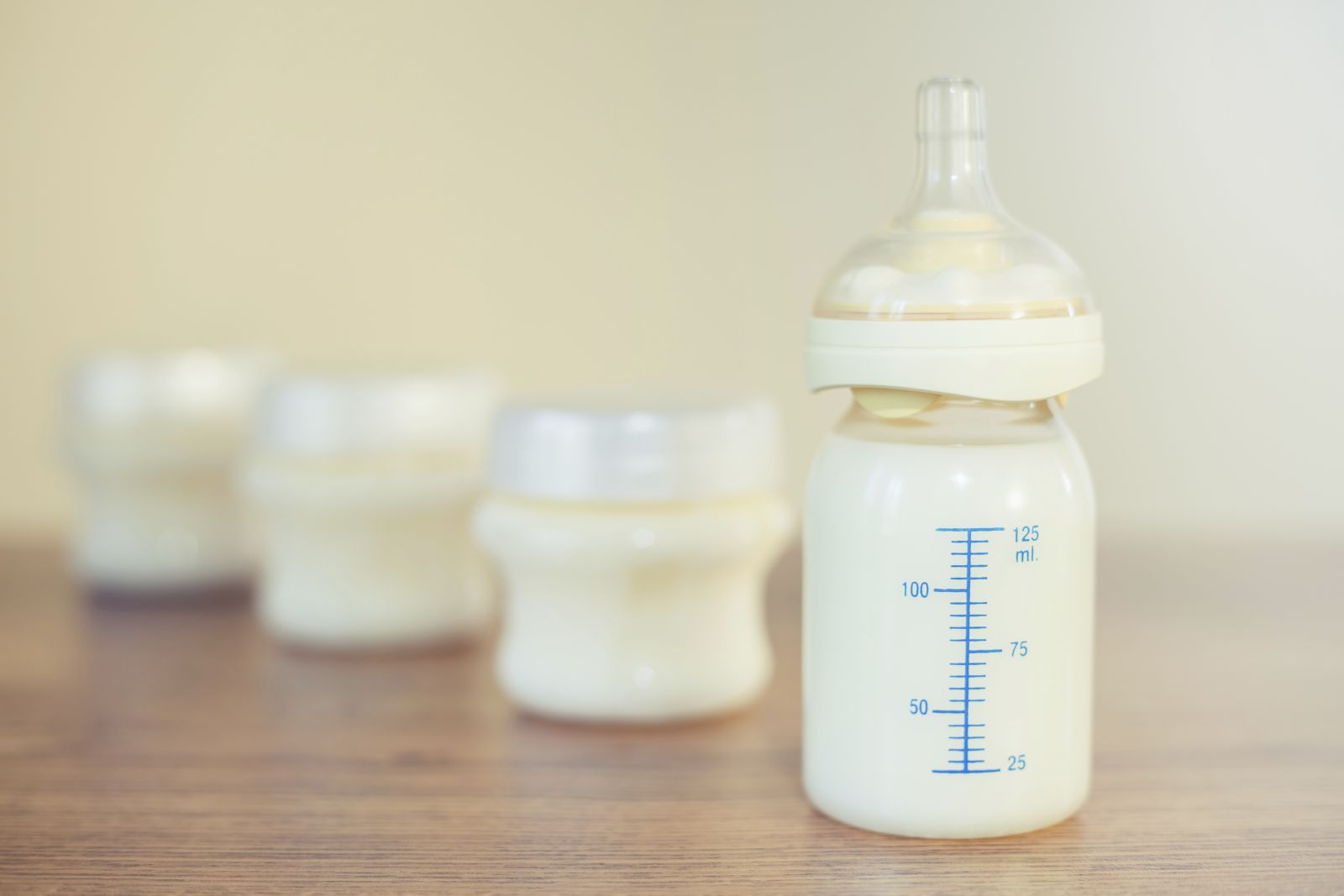 Có nên pha chung sữa non và sữa công thức cho bé uống không?